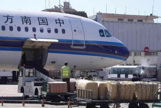Товароотправитель перевозимого самолетами груза большого груза тома международный от Китая к Италии